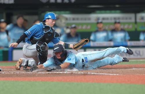 西武対日本ハム　6回裏西武1死満塁、仲田慶介の犠飛で生還する岸潤一郎。捕手田宮裕涼(撮影･黒川智章)