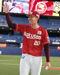 オリックス対楽天　プロ初勝利の楽天伊藤樹はファンらに手を振る(撮影･石井愛子)