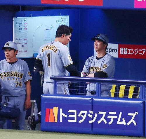 中日対阪神　8回表、右飛に倒れベンチへ引き揚げる森下翔太(中央)とベンチの阪神藤川球児監督(右)(撮影･加藤哉)