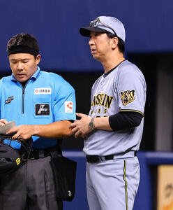 中日対阪神　藤川球児監督は選手交代を告げる(撮影･上田博志)