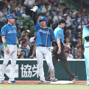 西武対日本ハム　4回表日本ハム1死満塁、走者一掃の三塁打を放ちガッツポーズの吉田賢吾(撮影･黒川智章)
