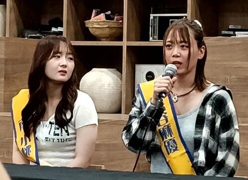 意気込みを語る岩谷麻優(右)と南小桃