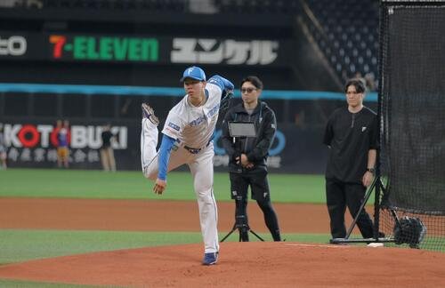 エスコンフィールドで投球練習を行う日本ハム大川慈英(撮影･中島宙恵)