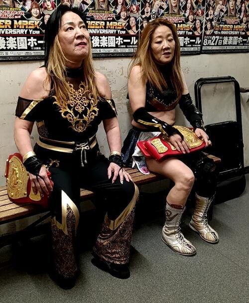 勝利したジャガー横田(左)と藪下めぐみ