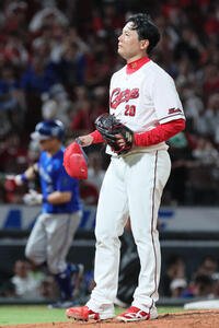 広島対DeNA 6回表DeNA無死、筒香嘉智に右越え本塁打を浴びた栗林良吏(撮影･加藤孝規)
