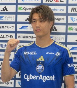 町田に新加入したFW小川航基はガッツポーズ