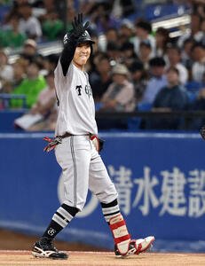 ヤクルト対巨人　1回表巨人1死二、三塁、鈴木大和は2点適時打を放ち笑顔でポーズ(撮影･浅見桂子)