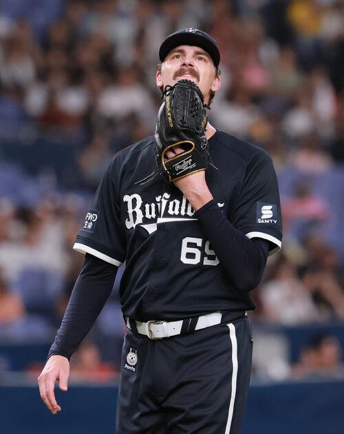 オリックス対楽天　初回を投げ終えベンチに引き揚げるオリックス先発のショーン･ジェリー(撮影･上山淳一)