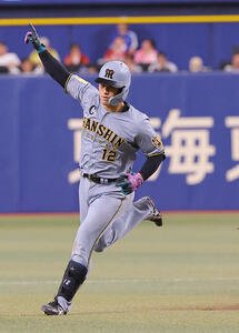 中日対阪神　8回表阪神1死一塁、坂本誠志郎は逆転2点本塁打を放つ(撮影･上田博志)