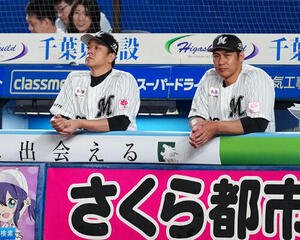 ロッテ対ソフトバンク　ベンチで浮かない表情のロッテ･サブロー監督(左)(撮影･鈴木みどり)