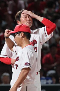 広島対DeNA　敗れた広島新井貴浩監督。手前は藤井彰人ヘッドコーチ(撮影･加藤孝規)
