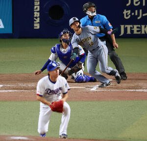 中日対阪神　8回表阪神1死一塁、坂本誠志郎は左越え逆転2点本塁打を放つ。投手橋本侑樹(撮影･加藤哉)