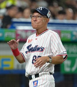 ヤクルト対巨人　選手交代を告げるヤクルト池山隆寛監督(撮影･足立雅史)