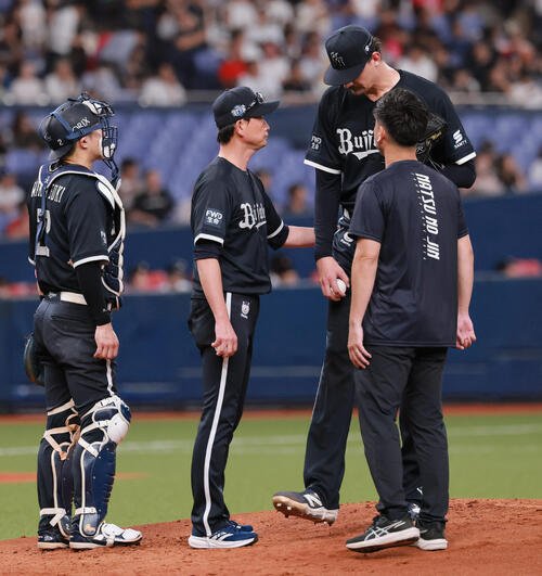 オリックス対楽天　3回表楽天2死二、三塁、先発ショーン･ジェリーを交代させる岸田護監督(左から2人目)(撮影･上山淳一)