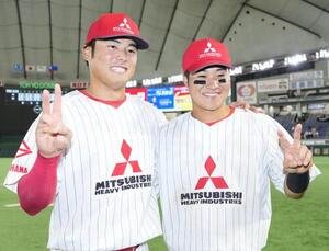 日本製鉄瀬戸内対三菱重工East　日本製鉄瀬戸内に勝利し写真に納まる三菱重工East･飯山志夢(左)と松浦佑星(撮影･小島史椰)