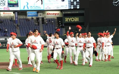 日本製鉄瀬戸内対三菱重工East　日本製鉄瀬戸内に勝利しスタンドに手を振る三菱重工Eastの選手たち(撮影･小島史椰)
