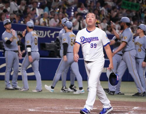 中日対阪神　試合終了、井上一樹監督(手前)はスタンドの観客にあいさつをする(撮影･森本幸一)