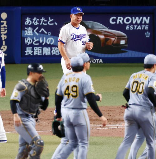 中日対阪神　阪神に敗れスタンドへあいさつに出る中日井上一樹監督(撮影･加藤哉)