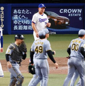 中日対阪神　阪神に敗れスタンドへあいさつに出る中日井上一樹監督(撮影･加藤哉)