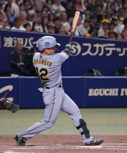 中日対阪神　8回表阪神1死一塁、2点本塁打を放つ坂本誠志郎(撮影･森本幸一)
