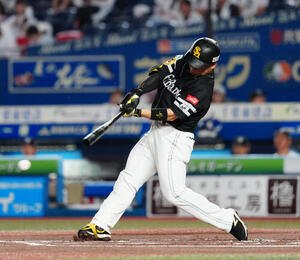 ロッテ対ソフトバンク　1回表ソフトバンク1死一塁、通算1500安打となる右前打を放つ近藤健介(撮影･鈴木みどり)