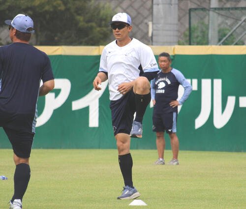 頭部死球から一夜、ウオーミングアップに参加する西武栗山巧(撮影･金子真仁)