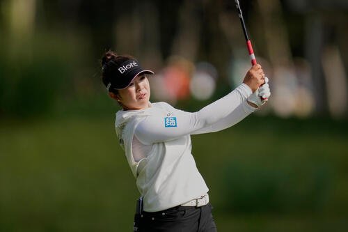 FM選手権第1日　6番でショットを放つ山下美夢有(AP)