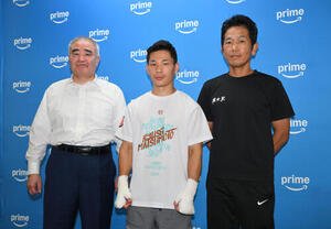 松本流星(中央)の世界戦が決まり記念撮影する帝拳ジム浜田剛史代表(左)と田中繊大トレーナー(撮影･滝沢徹郎)