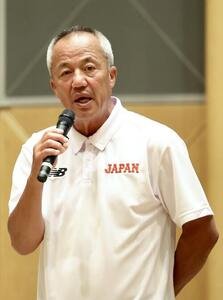 あいさつするU18高校日本代表･岡田龍生監督(撮影･河田真司)