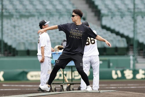 阪神対巨人　試合前練習でマウンドを確認する阪神大竹耕太郎(撮影･前田充)