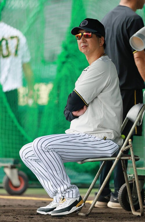 阪神対巨人　試合前の練習を確認する阪神藤川球児監督(撮影･上山淳一)