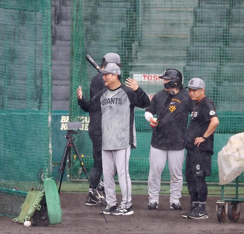 阪神対巨人　打撃練習中、激しい雨脚となりナインへ引き揚げるよう促す巨人橋上秀樹監督代行(撮影･加藤哉)