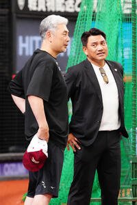 西武対楽天　試合前、楽天吉井理人監督(左)と言葉を交わす侍ジャパン井口資仁監督(撮影･江口和貴)