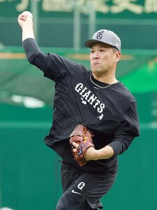 阪神対巨人　キャッチボールする巨人田中将大(撮影･上山淳一)
