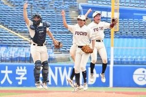 優勝の瞬間、武蔵府中の選手がマウンドに集まった