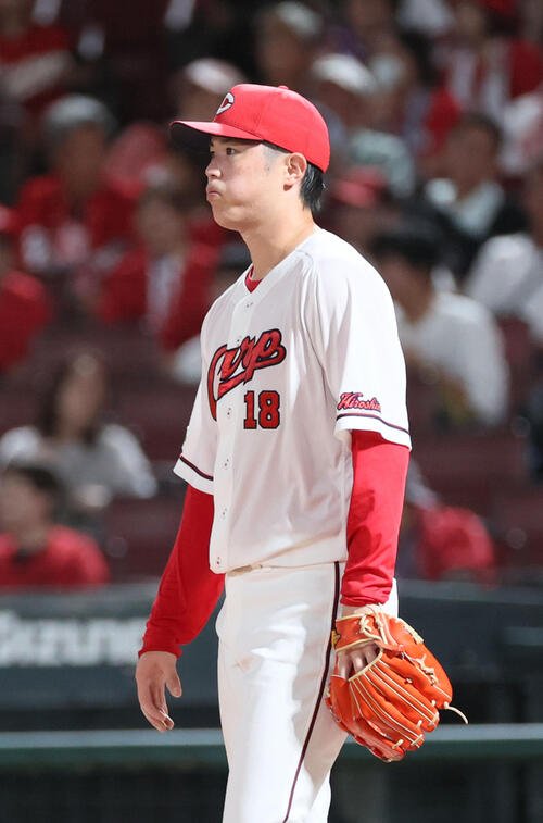 広島対ヤクルト　4回表ヤクルト2死一、二塁、奥川恭伸にも適時打を浴びた森下暢仁(撮影･加藤孝規)