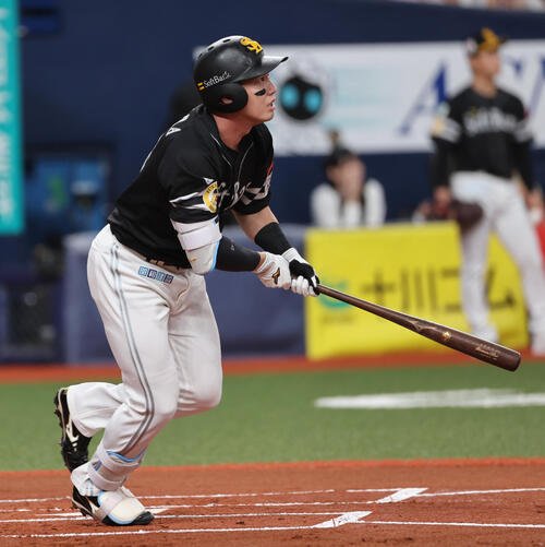 オリックス対ソフトバンク　1回表ソフトバンク1死一、三塁、栗原陵矢は2点適時二塁打を放つ(撮影･西尾就之)