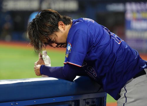 DeNA対中日　8回途中、マウンドを降りベンチで悔しがる中日高橋宏斗(撮影･足立雅史)