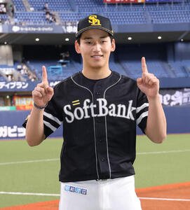 オリックス対ソフトバンク　ソフトバンク前田悠伍は無傷の11勝目を挙げポーズを決める(撮影･西尾就之)
