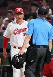 広島対ヤクルト　6回裏終了時、交代を告げる広島新井貴浩監督(撮影･加藤孝規)