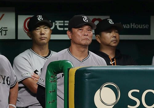 阪神対巨人　6回表、厳しい表情で戦況を見守る巨人橋上秀樹監督代行(中央)ら(撮影･前田充)