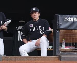 日本ハム対ロッテ　試合を見つめるサブロー監督(撮影･黒川智章)