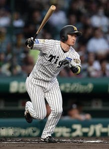 阪神対巨人　1回裏阪神無死、右越えに先頭打者本塁打を放つ近本光司(撮影･前田充)