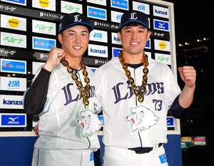 西武対楽天　試合後、お立ち台で写真に納まる西武長谷川信哉(左)と林安可(撮影･江口和貴)