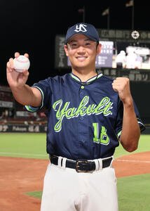 広島対ヤクルト　7勝目を挙げたヤクルト奥川恭伸は、笑顔でガッツポーズ(撮影･加藤孝規)