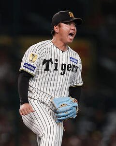 阪神対巨人　5回表巨人無死、ボビー･ダルベックを見逃し三振に仕留め、雄たけびを上げる村上頌樹(撮影･前田充)