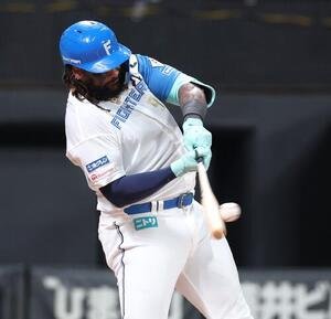 日本ハム対ロッテ　5回裏日本ハム2死一塁、2打席連続となる29号2点本塁打を放つレイエス(撮影･黒川智章)