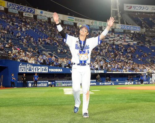 DeNA対中日　ファンの声援に応えるDeNA度会隆輝(撮影･足立雅史)