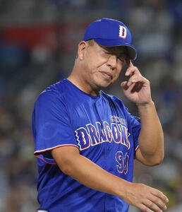 DeNA対中日　8回、DeNAに逆転を許し渋い顔を見せる中日井上一樹監督(撮影･足立雅史)