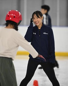 阪神近本光司による｢子ども夢応援プロジェクト｣が行われ、スケート教室では三原舞依が笑顔で指導する(撮影･和賀正仁)